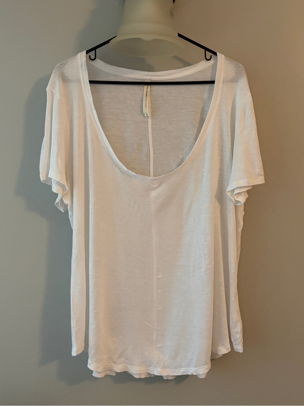 Babaton by Aritzia White Scoop Neck Short Sleeve Tee